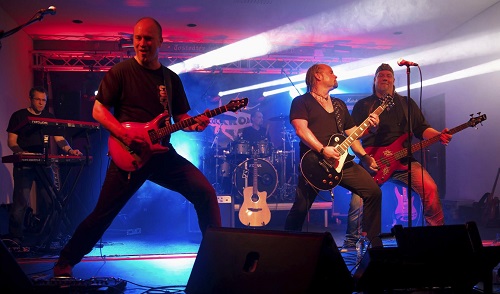 Cockroach Live Pic1 500